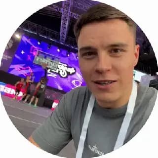 Олимпийский чемпион Юрий Постригай вбрасывает в фиджитал хоккей